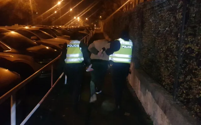 FOTO, VIDEO: Muž se vloupal do domu v Praze. Vyhrožoval, že ho zapálí