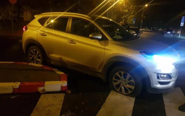 FOTO, VIDEO: Muž se vloupal do domu v Praze. Vyhrožoval, že ho zapálí