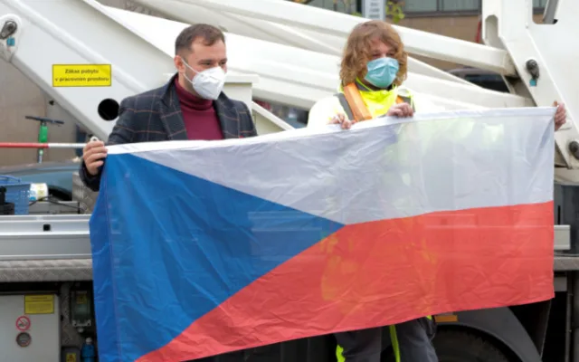 V den výročí sametové revoluce budou vlát v centru města státní vlajky a Petřín se rozsvítí v národních barvách
