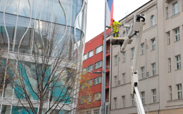 V den výročí sametové revoluce budou vlát v centru města státní vlajky a Petřín se rozsvítí v národních barvách
