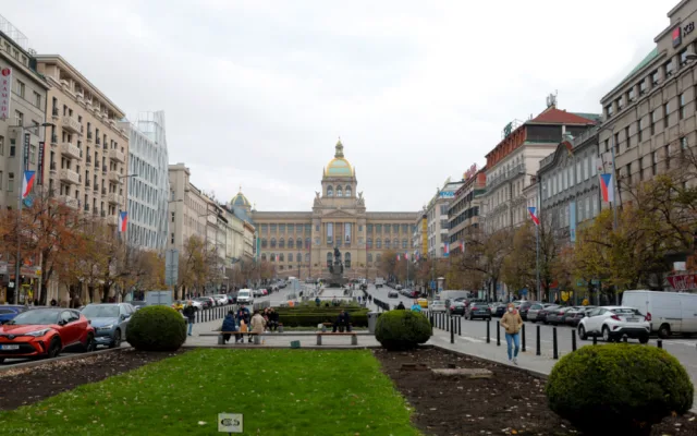 V den výročí sametové revoluce budou vlát v centru města státní vlajky a Petřín se rozsvítí v národních barvách