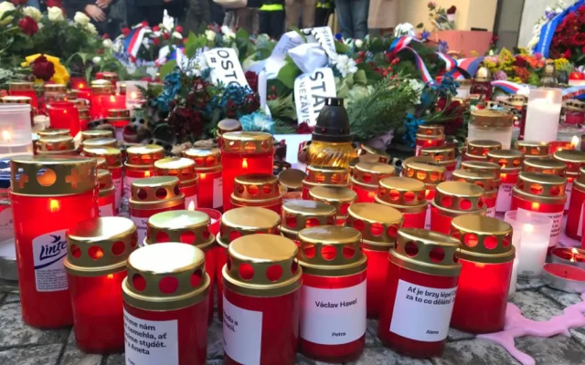 FOTO, VIDEO: Podívejte se, jak v Praze probíhají oslavy Dne boje za svobodu a demokracii