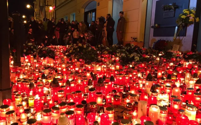 FOTO: Na Národní třídě si lidé připomněli 17. listopad. Letos kvůli koronaviru byl v komornějším duchu