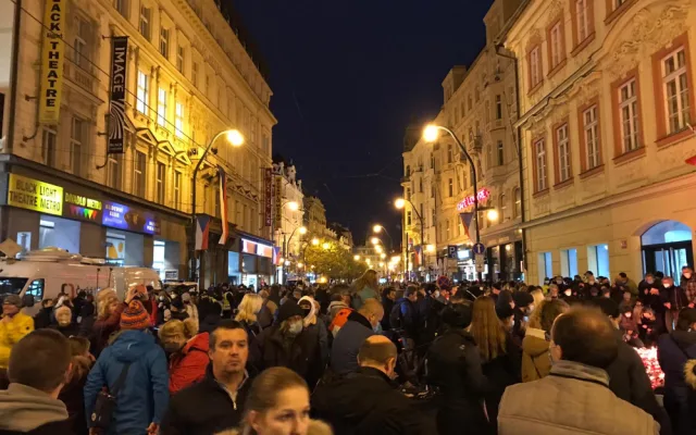 FOTO: Na Národní třídě si lidé připomněli 17. listopad. Letos kvůli koronaviru byl v komornějším duchu