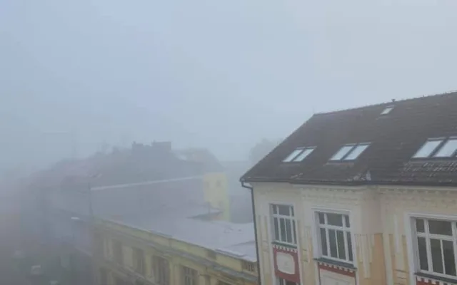 FOTOGALERIE: Jaký výhled z okna mají Pražané? Odpadky i krásné západy slunce