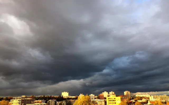 FOTOGALERIE: Jaký výhled z okna mají Pražané? Odpadky i krásné západy slunce