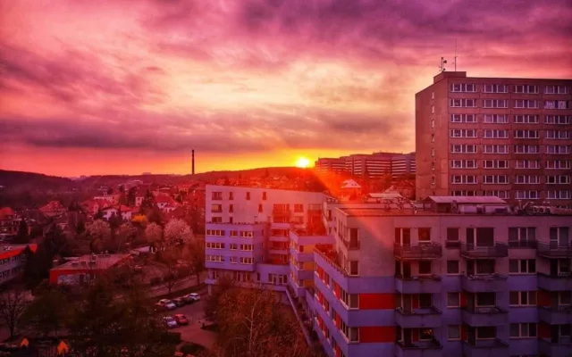 FOTOGALERIE: Jaký výhled z okna mají Pražané? Odpadky i krásné západy slunce