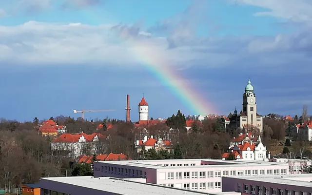 FOTOGALERIE: Jaký výhled z okna mají Pražané? Odpadky i krásné západy slunce