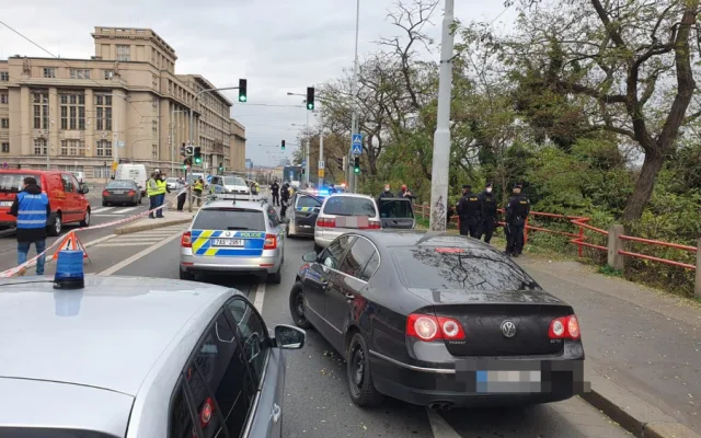 FOTO, VIDEO: Střelba v Praze. Policisté včera stříleli po ujíždějícím autě