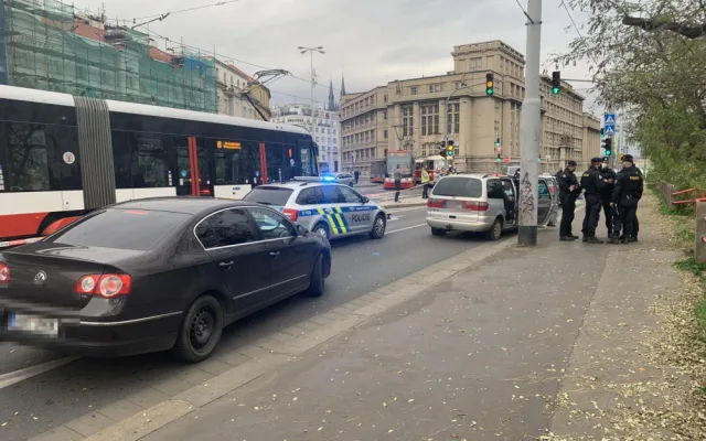 FOTO, VIDEO: Střelba v Praze. Policisté včera stříleli po ujíždějícím autě