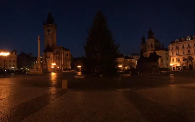 FOTO, VIDEO: Vánoční strom pro Prahu je na svém místě. Rozsvítí se o víkendu