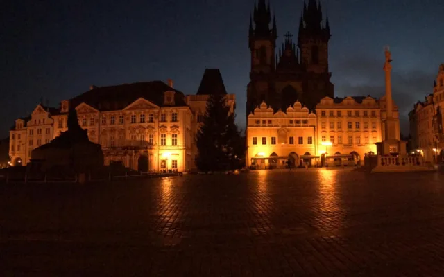 FOTO, VIDEO: Vánoční strom pro Prahu je na svém místě. Rozsvítí se o víkendu