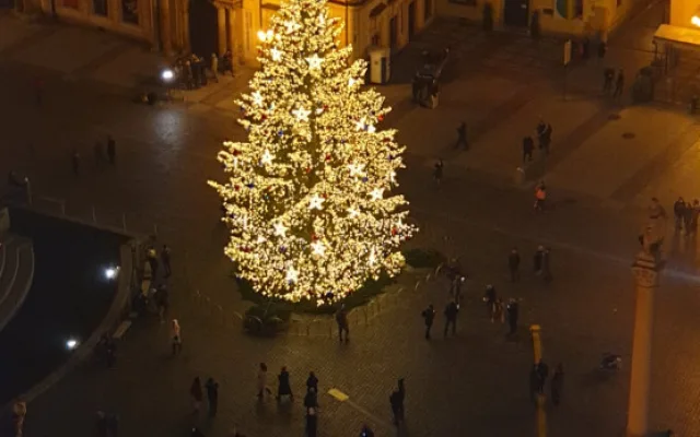 FOTO: Vánoční strom na Staroměstském náměstí v Praze už svítí