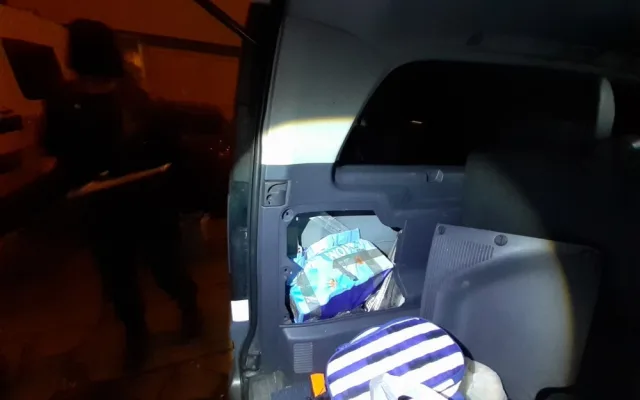 FOTO, VIDEO: Pražští celníci odhalili falešné mobily iPhone a Samsung. Škoda je téměř šest milionů
