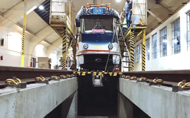 FOTO, VIDEO: V předvánoční Praze opět vyjely vyzdobené tramvaje. Jejich jízdu živě streamoval pražský dopravní podnik