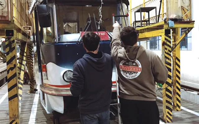 FOTO, VIDEO: V předvánoční Praze opět vyjely vyzdobené tramvaje. Jejich jízdu živě streamoval pražský dopravní podnik