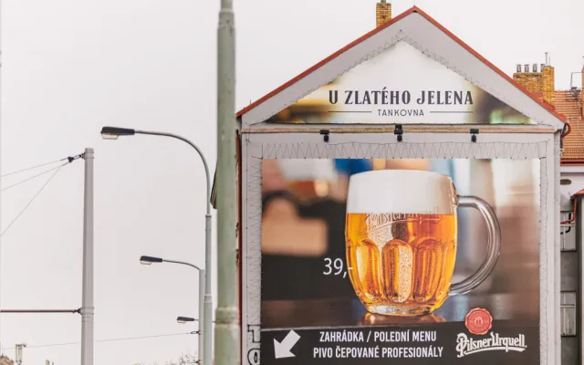 FOTO: Z dalších míst v Praze zmizí velké reklamní plachty