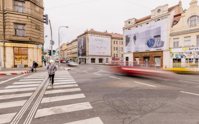 FOTO: Z dalších míst v Praze zmizí velké reklamní plachty