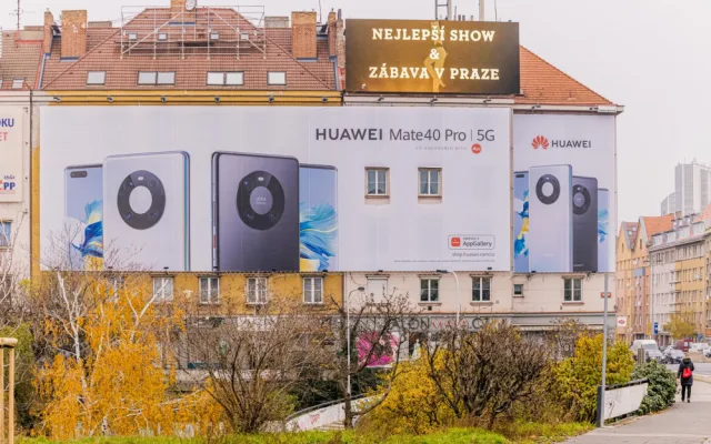 FOTO: Z dalších míst v Praze zmizí velké reklamní plachty