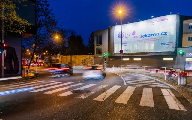 FOTO: Z dalších míst v Praze zmizí velké reklamní plachty