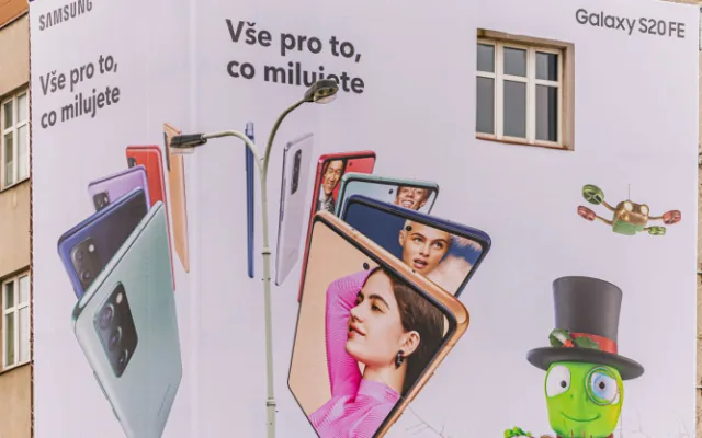 FOTO: Z dalších míst v Praze zmizí velké reklamní plachty