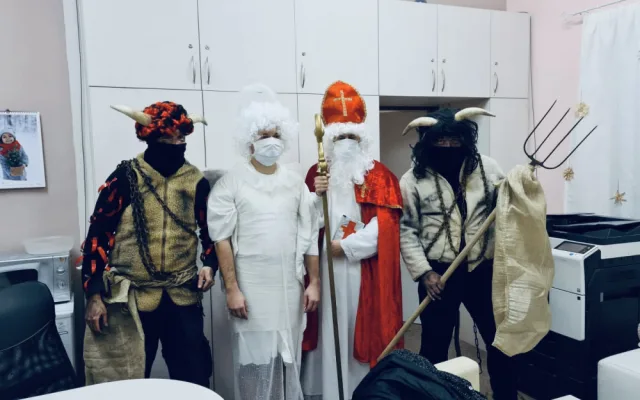 FOTO, VIDEO: Policejní mikulášská směna nadělovala v Klokánku v Hostivicích