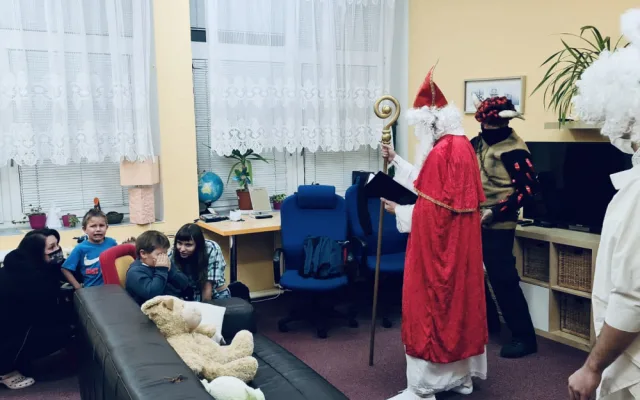 FOTO, VIDEO: Policejní mikulášská směna nadělovala v Klokánku v Hostivicích