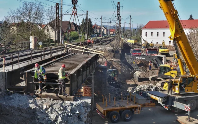 FOTO: V Radotíně se po uzavírce znovu otevře podjezd pod železnicí