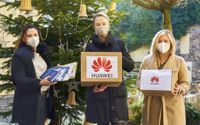 Borůvka, uprostřed Veronika Moudrá, Fundraising &amp; public relations, za Huawei Markéta Vokřálová ambasadorka akce "1000 Dreams" a Dina Mašínová, manažerka projektů společenské odpovědnosti.
