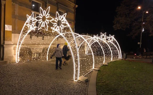 FOTO: Vánoční výzdobu v ulicích Prahy zdobí více než 30 stromů rozsvícených magistrátem i přes 1100 dekorací
