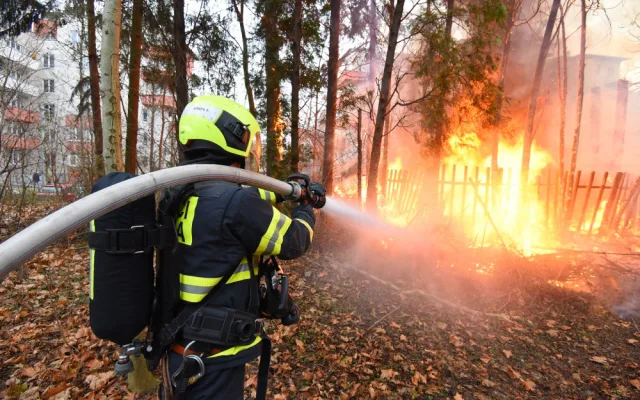 FOTO: Hasiči objevili při dnešním požáru v Praze torzo lidského těla