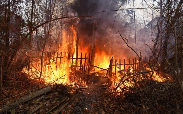 FOTO: Hasiči objevili při dnešním požáru v Praze torzo lidského těla