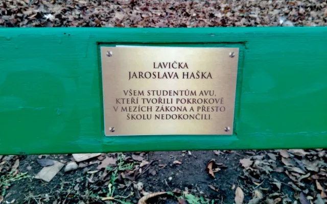 FOTO: V rámci akce Opři se v umění jsou do laviček ve Stromovce umístěna výtvarná díla