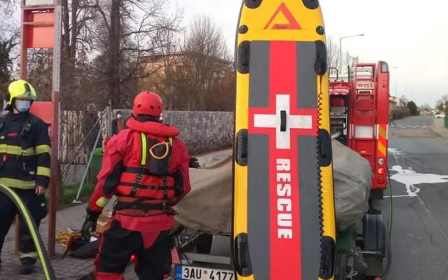 FOTO: Chlapec uvízl po kolena ve vypuštěném rybníku. Vytáhnout ho museli hasiči