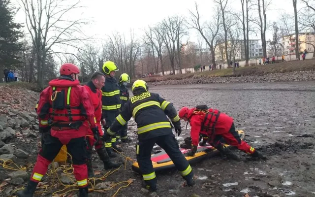 FOTO: Chlapec uvízl po kolena ve vypuštěném rybníku. Vytáhnout ho museli hasiči