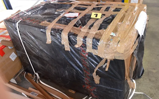 FOTO: Celníci zadrželi na letišti v Praze 462 kilogramů rostlinné drogy