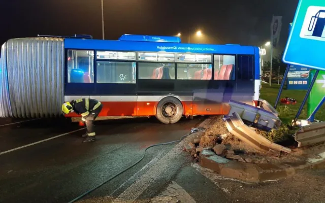 FOTO: Nehoda autobusu MHD zablokovala výjezd z Prahy na D8