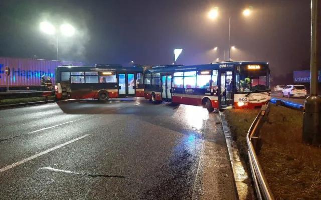 FOTO: Nehoda autobusu MHD zablokovala výjezd z Prahy na D8
