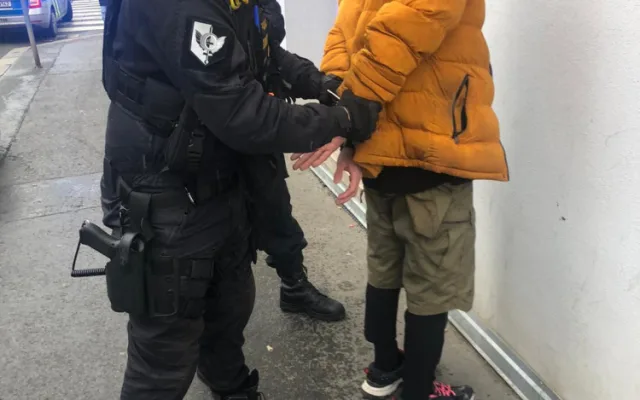 FOTO, VIDEO: Policisté zadrželi muže, který v Praze ohrožoval nožem několik žen