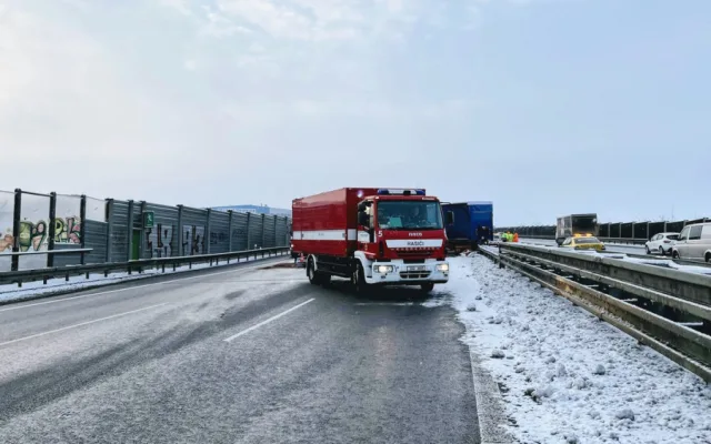 FOTO: Kamion prorazil svodidla na dálnici ve směru na letiště. Z nádrže vyteklo 400 litrů nafty