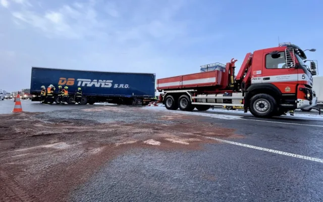 FOTO: Kamion prorazil svodidla na dálnici ve směru na letiště. Z nádrže vyteklo 400 litrů nafty