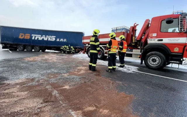 FOTO: Kamion prorazil svodidla na dálnici ve směru na letiště. Z nádrže vyteklo 400 litrů nafty