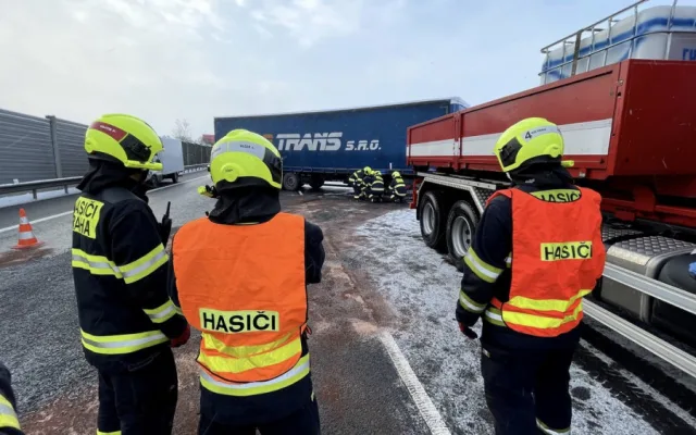 FOTO: Kamion prorazil svodidla na dálnici ve směru na letiště. Z nádrže vyteklo 400 litrů nafty