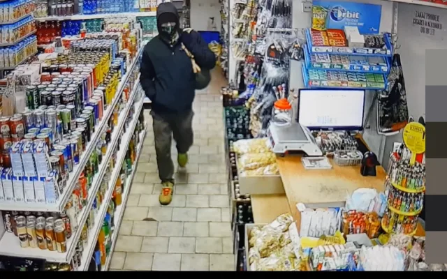 FOTO, VIDEO: Policisté pátrají po ozbrojeném nebezpečném muži, který přepadl v Praze 3 večerku