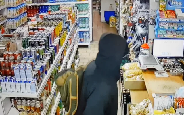 FOTO, VIDEO: Policisté pátrají po ozbrojeném nebezpečném muži, který přepadl v Praze 3 večerku