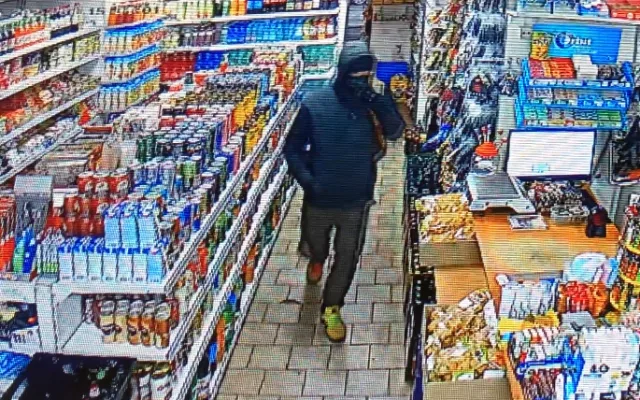 FOTO, VIDEO: Policisté pátrají po ozbrojeném nebezpečném muži, který přepadl v Praze 3 večerku