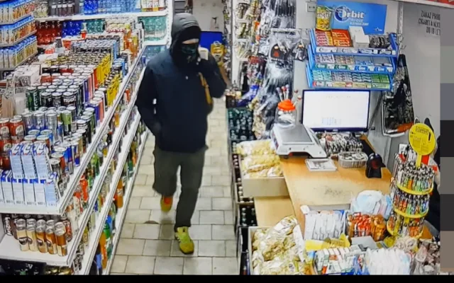 FOTO, VIDEO: Policisté pátrají po ozbrojeném nebezpečném muži, který přepadl v Praze 3 večerku