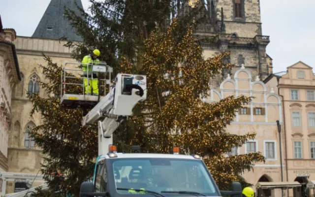 FOTO: Podívejte se, jak probíhalo odstrojování vánočního stromu na Staroměstském náměstí. Co s ním bude dál?
