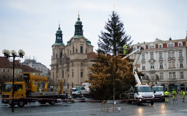 FOTO: Podívejte se, jak probíhalo odstrojování vánočního stromu na Staroměstském náměstí. Co s ním bude dál?