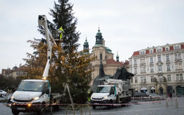 FOTO: Podívejte se, jak probíhalo odstrojování vánočního stromu na Staroměstském náměstí. Co s ním bude dál?